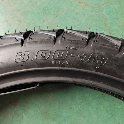 Pneus de moto sans tube 3,00-18 35% à 55% teneur en caoutchouc 6pr/8pr