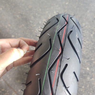 Contenu en caoutchouc de 35% à 45% Pneus sans tuyau pour motocyclettes 3,50-10 350 10 avec matériau durable