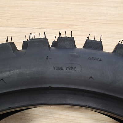 Pneus de moto en nylon en caoutchouc naturel en acier 140/80-18 Pneus souples 6pr/8pr pour les performances