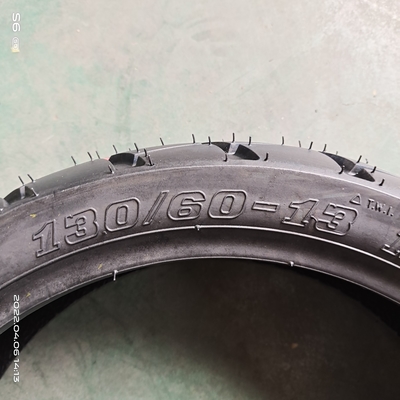 130/60-13 TL Pneus de moto sans tube en caoutchouc avec boîtier et teneur en caoutchouc de 35% à 55%