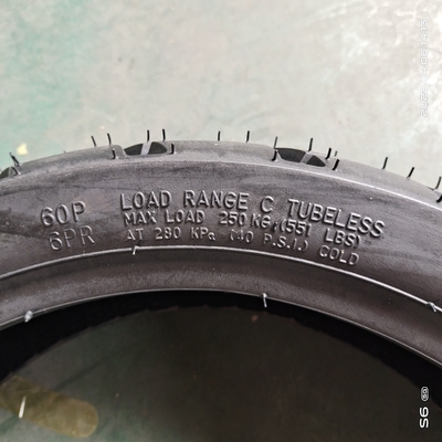 130/60-13 TL Pneus de moto sans tube en caoutchouc avec boîtier et teneur en caoutchouc de 35% à 55%