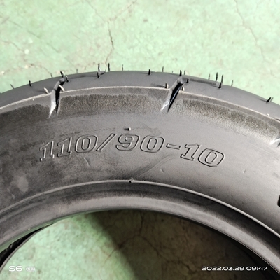 10 pouces pneu de moto 110/90-10 6 taux de pliage avec du caoutchouc noir et 35%-55% de teneur en caoutchouc