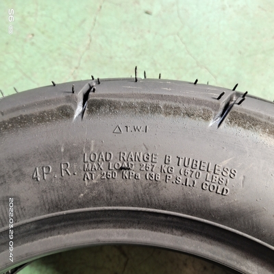10 pouces pneu de moto 110/90-10 6 taux de pliage avec du caoutchouc noir et 35%-55% de teneur en caoutchouc