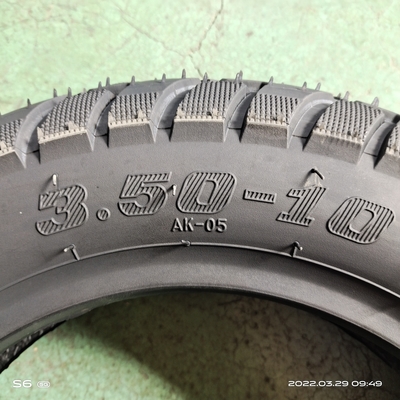 Pneus sans tube de motocycle 3.50-10 avec couleur noire et caoutchouc naturel