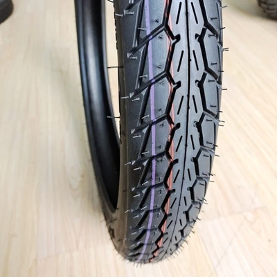 Encastrement de pneus de chargement du port de Qingdao pour pneus de motocyclettes IRC 60/100-17 70/100-17 inclus