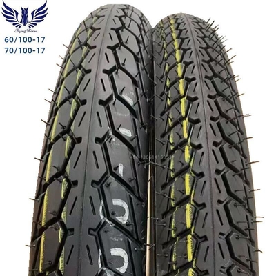 Encastrement de pneus de chargement du port de Qingdao pour pneus de motocyclettes IRC 60/100-17 70/100-17 inclus