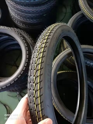 Encastrement de pneus de chargement du port de Qingdao pour pneus de motocyclettes IRC 60/100-17 70/100-17 inclus
