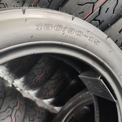 130/90-15 Bajaj Boxer pneu de moto 6PR/8PR fabriqué par la société avec une teneur en caoutchouc de 35% à 55%