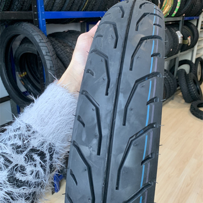 Capacité de production 5000 pièces par jour de pneus de moto 90/90-17 à Lowest