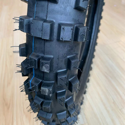 Interdiction du moteur 80/100 21 Pneus de moto avec 35% à 55% de caoutchouc dans le port de Qingdao