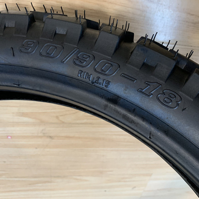 90/90/18 Pneus de moto avec 10,5 résistance à la traction Livraison dans les 25 jours