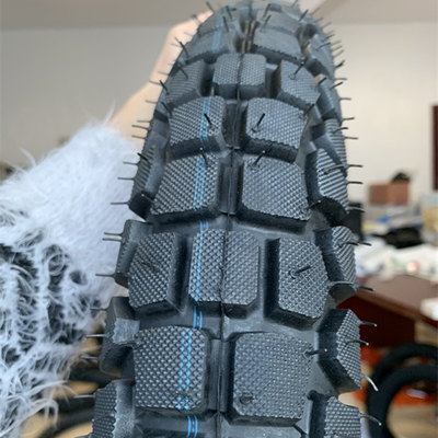 3.00-18 Pneus pour roues de moto pour le marché africain Délai de livraison dans les 25 jours Durable