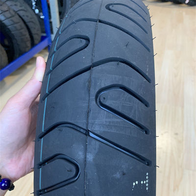 110/80-17 Interdiction des pneus de moto avec une durée de vie de 20000 KM et une construction durable