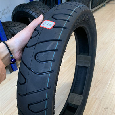 110/80-17 Interdiction des pneus de moto avec une durée de vie de 20000 KM et une construction durable
