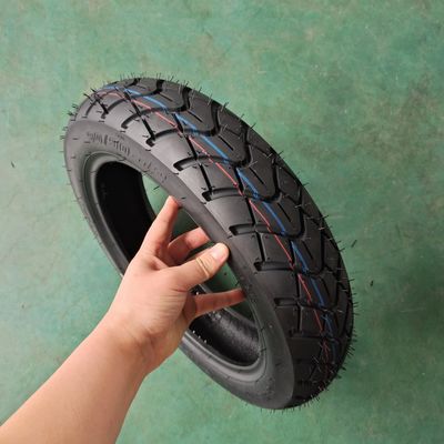 90/90-12 Roues et accessoires de pneus à moteur Casque de pneus en caoutchouc naturel pour l'efficacité