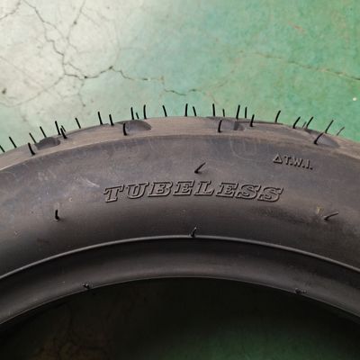 90/90-12 Roues et accessoires de pneus à moteur Casque de pneus en caoutchouc naturel pour l'efficacité