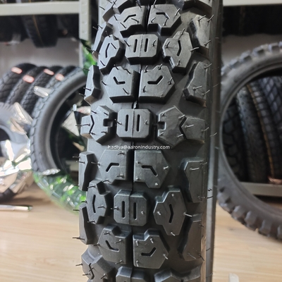 Chargement du port de Qingdao Roues de motocyclettes Pneus 90/90-18 avec boîtier de pneus à longue durée de vie