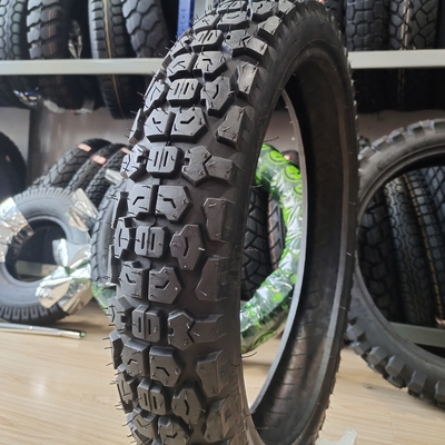 Chargement du port de Qingdao Roues de motocyclettes Pneus 90/90-18 avec boîtier de pneus à longue durée de vie