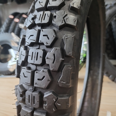 Chargement du port de Qingdao Roues de motocyclettes Pneus 90/90-18 avec boîtier de pneus à longue durée de vie