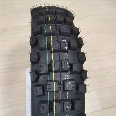 140/80 18 Pneus de moto avec une durée de vie de 20000 KM et une capacité de production quotidienne de 5000 pièces