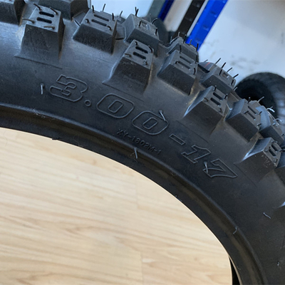 5000 pièces par jour de pneus de moto Maxxis pour Bajaj Boxer 300-17 Contenu en caoutchouc de 35% à 55%