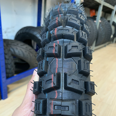 5000 pièces par jour de pneus de moto Maxxis pour Bajaj Boxer 300-17 Contenu en caoutchouc de 35% à 55%