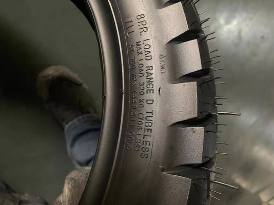 Capacité de production 5000 pièces par jour 110/90 16 Pneus de moto sans tube avec boîtier de pneus