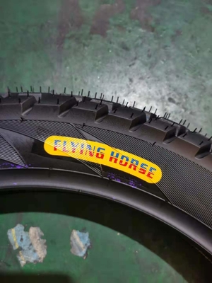 Pneus de motocyclettes 450 12 pour le chargement du port de Qingdao avec 35% à 55% de caoutchouc