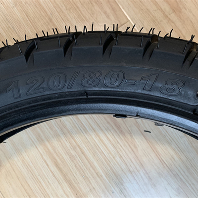 Taille de pneu 120/80-18 pneus de moto à haute résistance à la traction pour les clients de la Bolivie