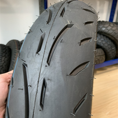 Deep Design pneu de moto Shinko 130/70-17 pour le design de la bande de roulement profonde