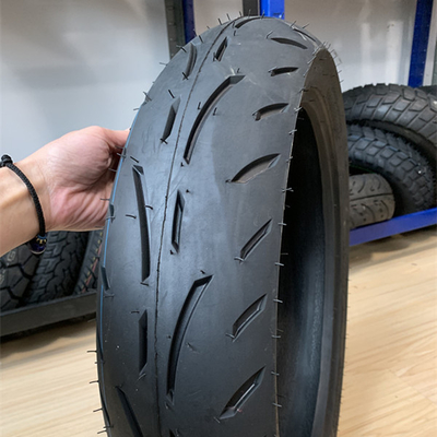 Deep Design pneu de moto Shinko 130/70-17 pour le design de la bande de roulement profonde