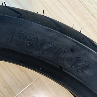 Deep Design pneu de moto Shinko 130/70-17 pour le design de la bande de roulement profonde