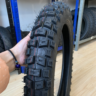 Produire 5000 pièces par jour avec la machine de recyclage de pneus de moto 300-17