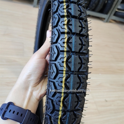 300-17 300-18 2,3/2,6 kg Contenu en caoutchouc 35%-55% Pneus de moto pour le marché sud-américain