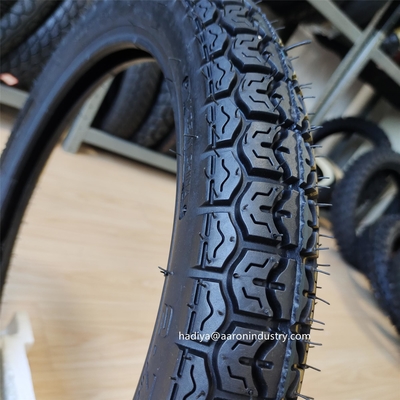 300-17 300-18 2,3/2,6 kg Contenu en caoutchouc 35%-55% Pneus de moto pour le marché sud-américain