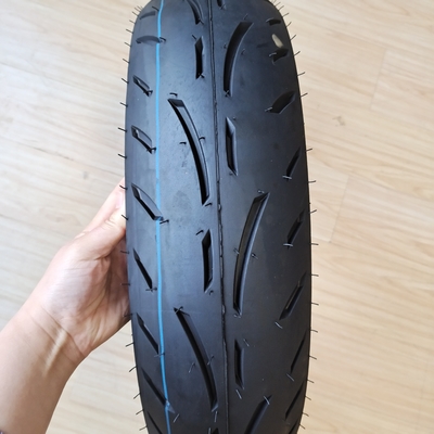 Contenu en caoutchouc de 35% à 55% Enveloppe de pneu 130/70-17 Pneus pour motocyclettes et pneus durables