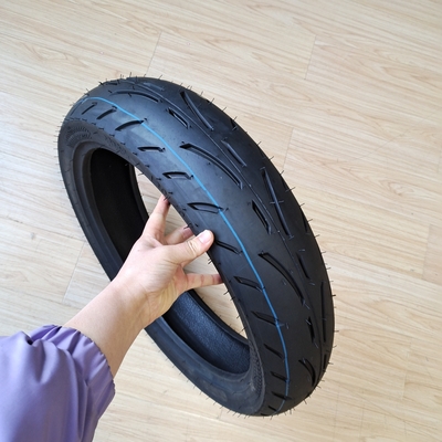 Contenu en caoutchouc de 35% à 55% Enveloppe de pneu 130/70-17 Pneus pour motocyclettes et pneus durables
