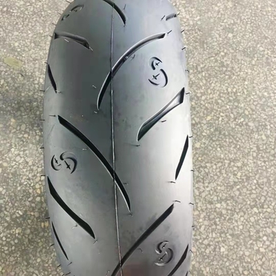 Contenu en caoutchouc de 35% à 55% 130/80-17 Pneus de moto 160/60/17 pour une durabilité plus longue