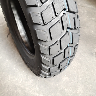 Contenu en caoutchouc de 35% à 55% 130/80-17 Pneus de moto 160/60/17 pour une durabilité plus longue