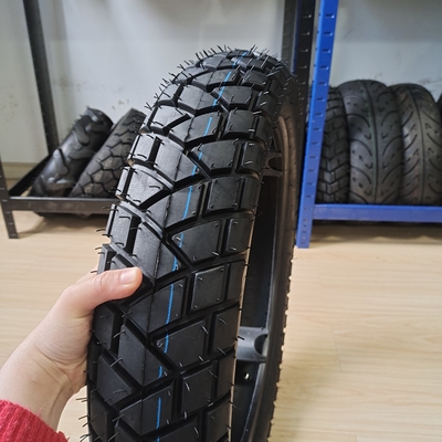 Contenu en caoutchouc de 35% à 55% 120/80-18 Roues de motocyclettes Pneus