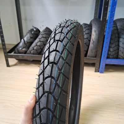 90/80-16 Pneus noirs en boîtier Pneus de moto parfait pour vos besoins commerciaux