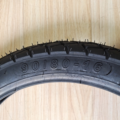 90/80-16 Pneus noirs en boîtier Pneus de moto parfait pour vos besoins commerciaux