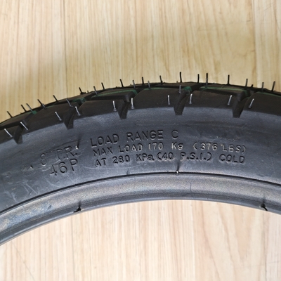 90/80-16 Pneus noirs en boîtier Pneus de moto parfait pour vos besoins commerciaux