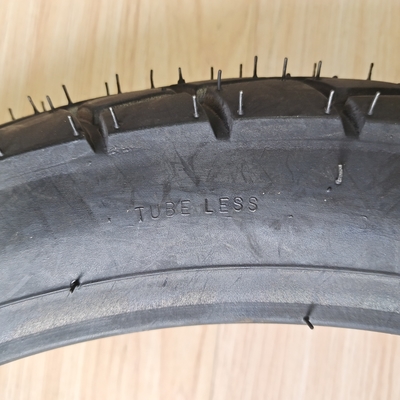 90/80-16 Pneus noirs en boîtier Pneus de moto parfait pour vos besoins commerciaux