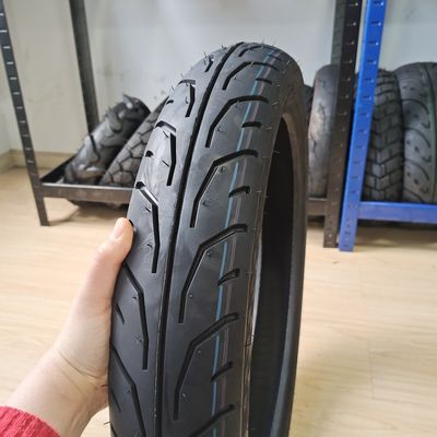 Contenu en caoutchouc de 35% à 55% 90/90-17 TL Pneus de moto pour certification ISO9001