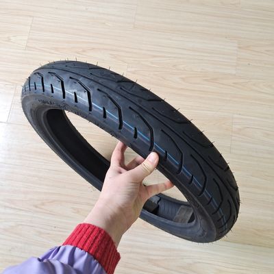 Contenu en caoutchouc de 35% à 55% 90/90-17 TL Pneus de moto pour certification ISO9001