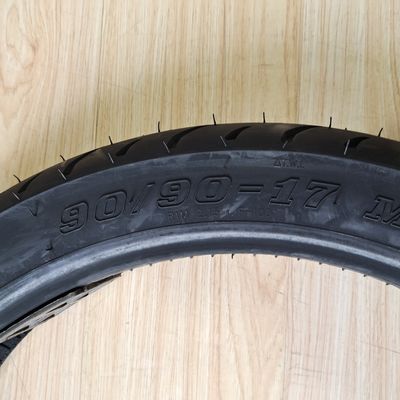 Contenu en caoutchouc de 35% à 55% 90/90-17 TL Pneus de moto pour certification ISO9001