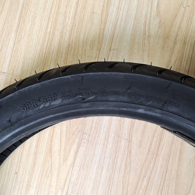 Contenu en caoutchouc de 35% à 55% 90/90-17 TL Pneus de moto pour certification ISO9001