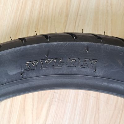 Contenu en caoutchouc de 35% à 55% 90/90-17 TL Pneus de moto pour certification ISO9001