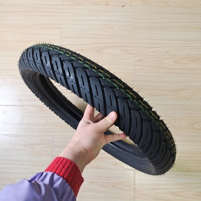 Contenu en caoutchouc de 35% à 55% 90/90-18 Pneus de moto pour la nature Matériau de base en caoutchouc, acier, nylon